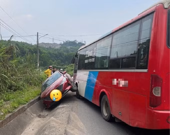 Hai chiếc xe con bị "vạ lây" vì tình huống vượt ẩu của tài xế xe khách (Ảnh: Facebook).