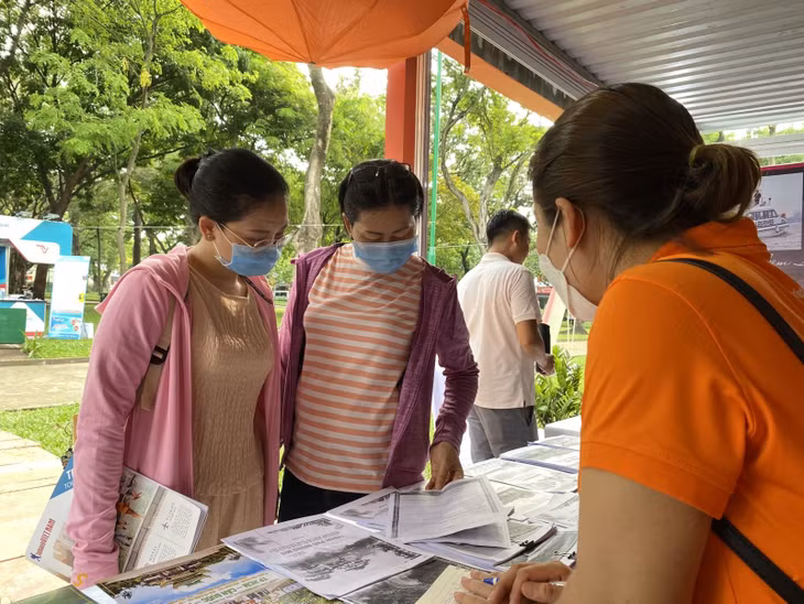 Du khách đăng kí mua tour du lịch hè tại Ngày hội Du lịch TP Hồ Chí Minh năm 2022.