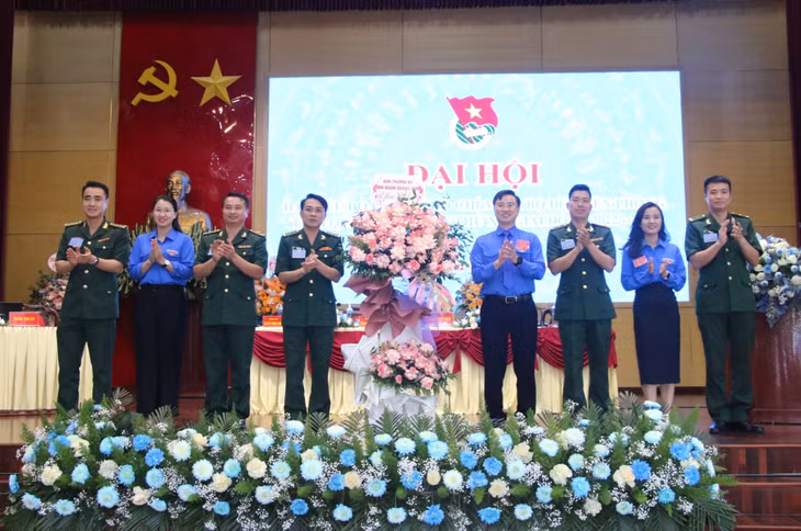 Đồng chí Hoàng Văn Hải, Bí thư Tỉnh Đoàn, cùng đại diện lãnh đạo các đơn vị Đoàn tặng hoa chúc mừng Đại hội đại biểu Đoàn TNCS Hồ Chí Minh BĐBP tỉnh.