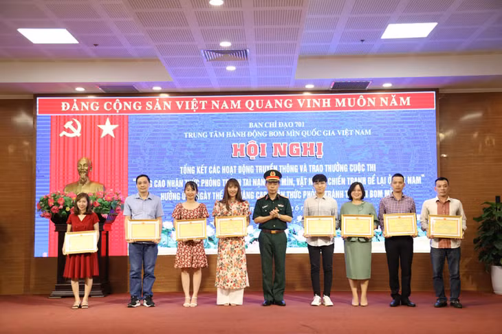 Trao giải thưởng tặng các cá nhân đoạt giải trong Cuộc thi.