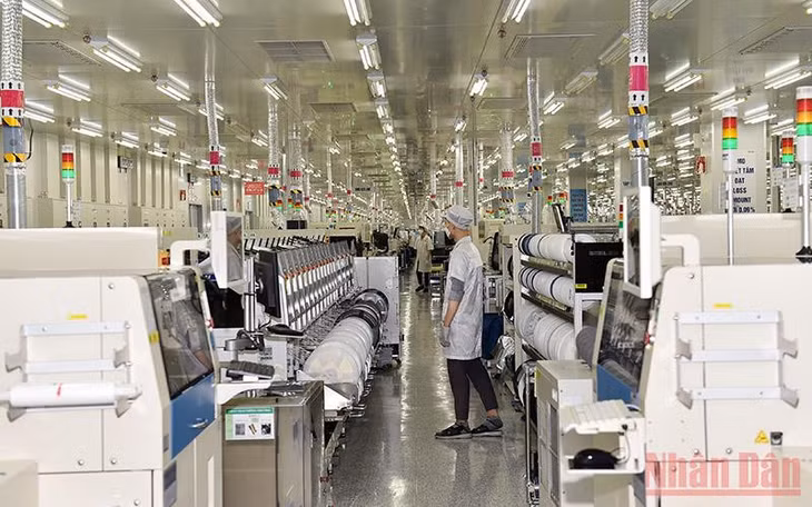 Dây chuyền sản xuất linh kiện điện tử ở Công ty TNHH Samsung Electronics Thái Nguyên. (Ảnh: NHẬT BẮC)