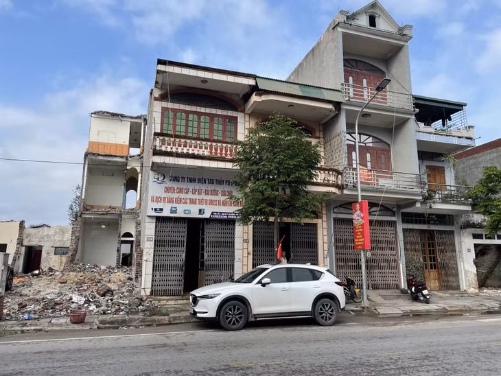 Một số hộ dân tại khu 8, thị trấn Cái Rồng chưa di chuyển, bàn giao mặt bằng do vướng mắc về giá đất.