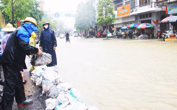 Nhân dân cần chủ động ứng ứng phó mưa lớn kéo dài, hạn chế đến mức thấp nhất thiệt hại do mưa lụt, sạt lở đất gây ra, nhất là về con người