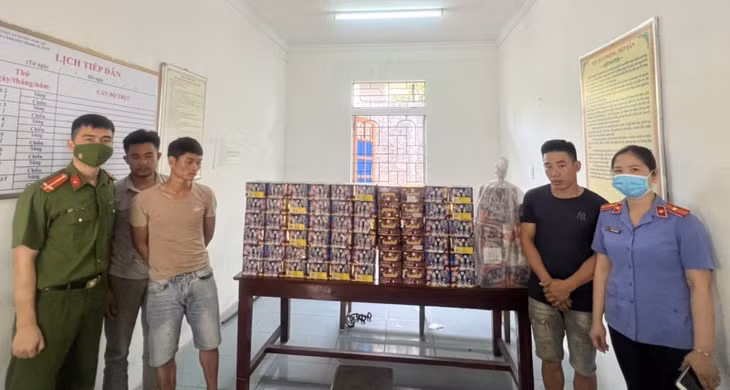 Các đối tượng cùng tang vật tại Cơ quan công an