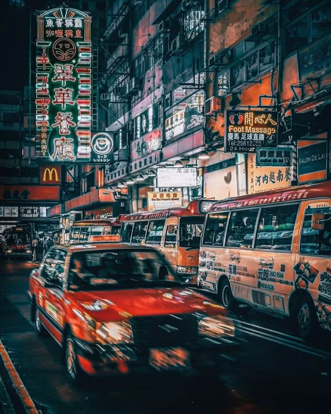 Nhiếp ảnh gia Hana đến từ Nagano (Nhật Bản) thực hiện bộ ảnh Hong Kong với điểm nhấn là màu sắc về đêm của xứ Cảng thơm, gây ấn tượng với người xem.