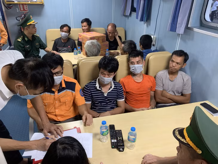 Bàn giao thuyền viên cho các cơ quan chức năng.