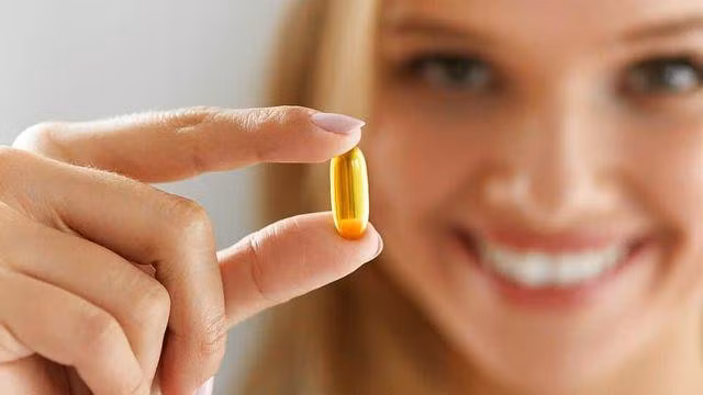 Uống vitamin E cũng giúp điều hòa kinh nguyệt ở phụ nữ. (Ảnh minh họa)