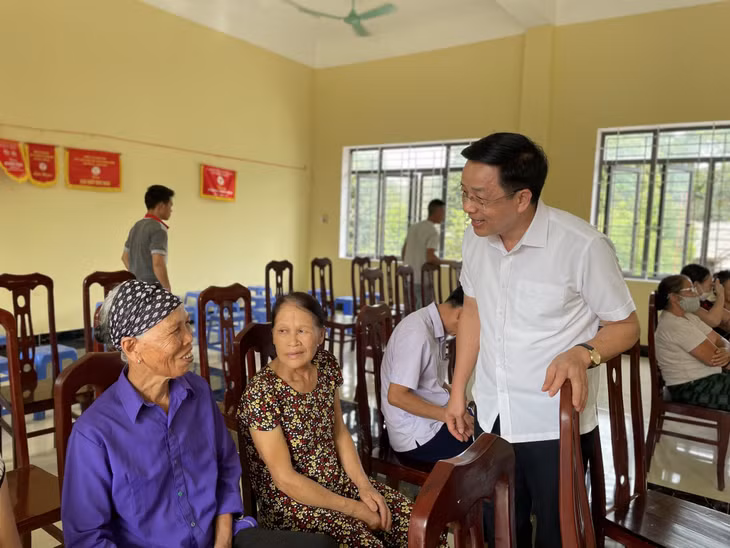 Đồng chí Nguyễn Văn Hồi, Ủy viên BTV, Trưởng Ban Dân vận Tỉnh ủy, Chủ tịch UB MTTQ tỉnh Quảng Ninh trò chuyện, hỏi thăm cử tri thôn Khe Lọng Ngoài, xã Thanh Sơn, huyện Ba Chẽ.