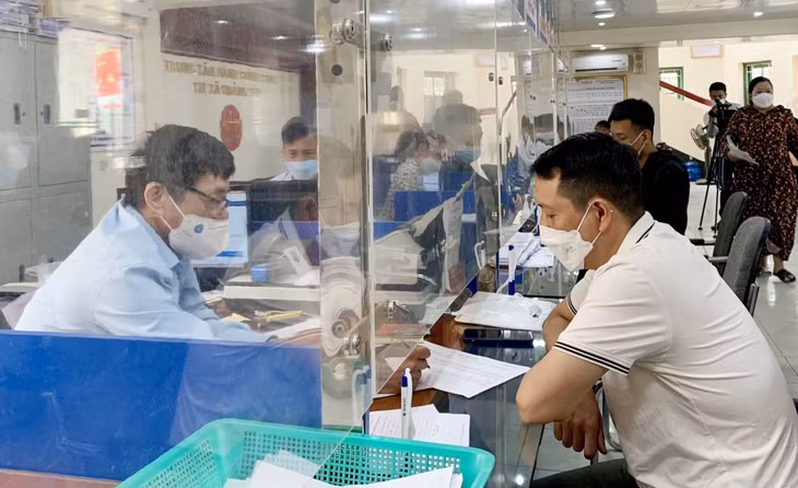 Cán bộ BHXH TX Quảng Yên giải quyết chế độ chính sách về BHXH, BHYT cho người dân tại Trung tâm Hành chính công thị xã.