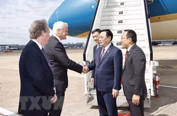 Chu tich Quoc hoi den London, bat dau tham chinh thuc Vuong quoc Anh hinh anh 1