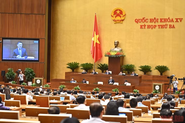 Bộ trưởng Tài chính Hồ Đức Phớc trả lời chất vấn của các đại biểu Quốc hội tại phiên chất vấn sáng 8/6. (Ảnh: NGUYÊN KHOA)