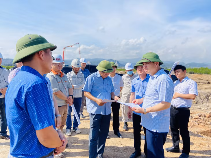 Đồng chí Ngô Hoàng Ngân, Phó Bí thư Thường trực Tỉnh ủy yêu cầu chủ đầu tư cùng các đơn vị phải thường xuyên bám sát công trình, chủ động báo cáo tỉnh tháo gỡ khó khăn trong quá trình triển khai.