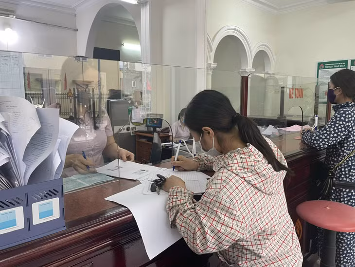 Chị Nguyễn Thị Hạt, khu 6, phường Yên Giang, TX Quảng Yên, nhận vốn vay chương trình cho vay học sinh, sinh viên có hoàn cảnh gia đình khó khăn để mua máy tính, thiết bị phục vụ học tập trực tuyến.