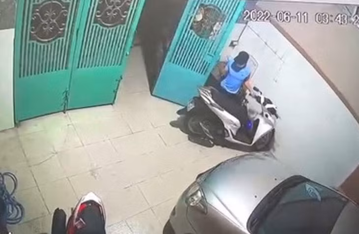 Sau khi leo rào vào trộm SH, đối tượng đóng cửa lại cho gia chủ.