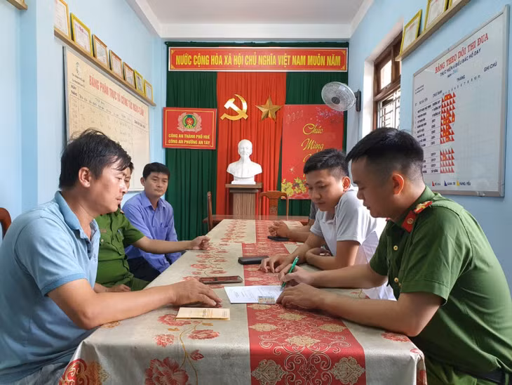 Cơ quan Công an TP Huế lấy lời khai tài xế Nguyễn Ngọc Vỹ.
