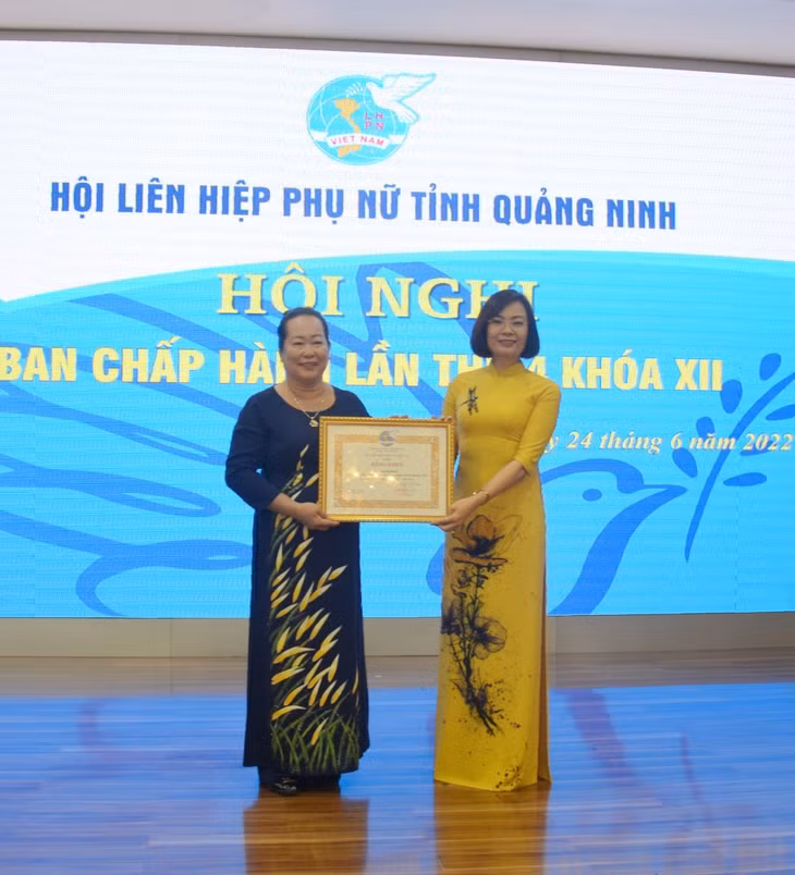 Đồng chí Nguyễn Vũ Thu Hoà, Chủ tịch Hội LHPN tỉnh (bên phải) tặng Bằng khen “Phụ nữ tiêu biểu năm 2021” của Hội LHPN Việt Nam cho bà Phạm Thị Khánh, Chủ nhiệm CLB Doanh nhân nữ TX Quảng Yên.