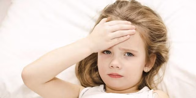 Khi sức đề kháng bị suy giảm, trẻ sẽ thường xuyên ốm vặt, chán ăn.