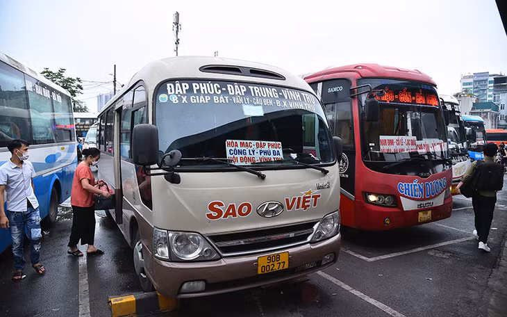 Giá xăng tăng cao gây áp lực cho doanh nghiệp vận tải và hành khách. (Ảnh HÀ MY)