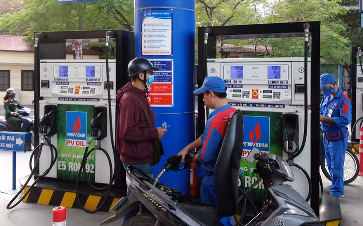 Giá xăng tăng không chỉ gây khó khăn cho sản xuất kinh doanh, mà còn đẩy giá các loại hàng hóa khác, ảnh hưởng đời sống người dân và nền kinh tế.