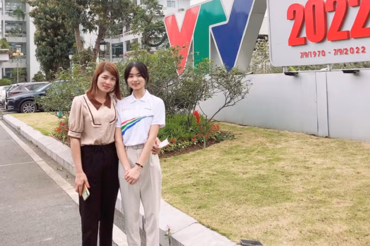 Đinh Thị Hoài Linh (bên phải) có mẹ đi cùng để cỗ vũ khi tham dự cuộc thi Đường lên đỉnh Olympia. (Ảnh do nhân vật cung cấp)