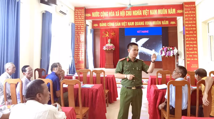Cán bộ Phòng Cảnh sát điều tra tội phạm về ma túy (Công an tỉnh) tuyên truyền phòng chống ma túy tại khu dân cư.