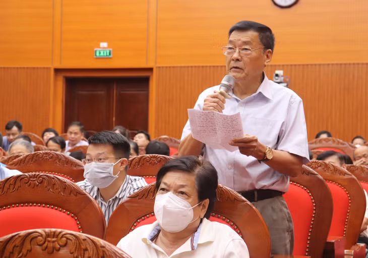 Cử tri TP Hạ Long kiến nghị tại buổi tiếp xúc.
