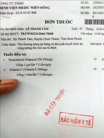 Đơn khám bệnh của bé gái sau vụ việc xảy ra. Ảnh: TTXVN phát
