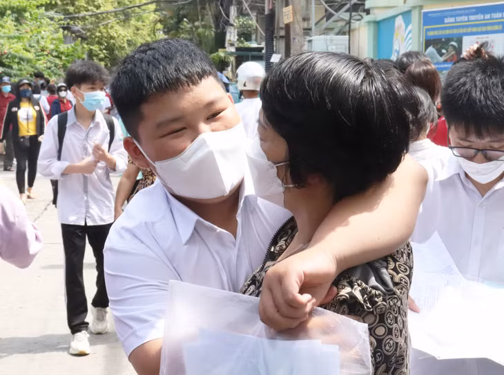 Tâm trạng phấn khởi xen lẫn hồi hộp của cả thí sinh và phụ huynh. Kết thúc môn thi Ngữ văn buổi sáng, các thí sinh sẵn sàng tâm thế bước vào môn thi Ngoại ngữ vào buổi chiều.