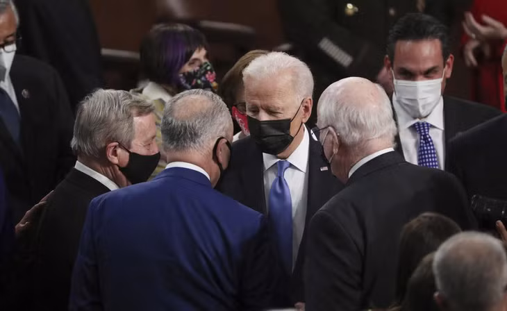 Tổng thống Joe Biden nói chuyện với các nghị sĩ Mỹ trước một phiên họp chung của Quốc hội. Ảnh: AP