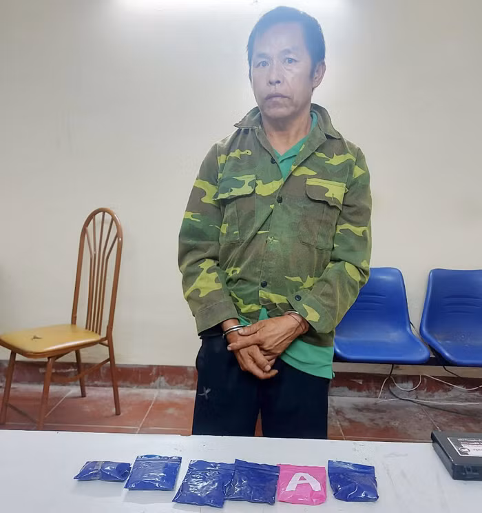 Đối tượng Vừ Nhìa Nếnh cùng tang vật.
