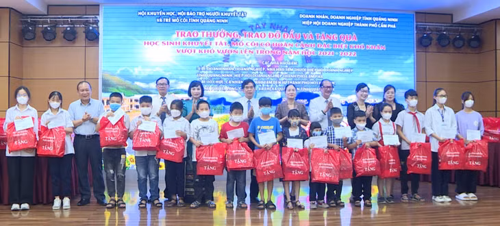 Hiệp hội doanh nghiệp tỉnh và các nhà hảo tâm trao thưởng, tặng quà 1-6 cho học sinh khuyết tật, mồ côi hoàn cảnh khó khăn vượt khó vươn lên trong năm học 2021 – 2022.