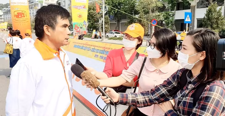 Phóng viên Trung tâm Truyền thông tỉnh cùng các báo tác nghiệp tại Giải đua xe đạp toàn quốc Cup Truyền hình TP Hồ Chí Minh lần thứ 34, tổ chức tại Hạ Long tháng 4/2022.