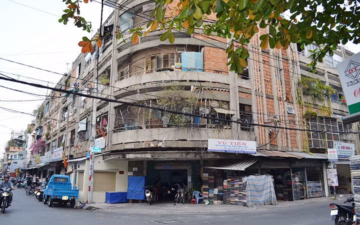 Chung cư cũ tại đường Thủ Khoa Huân, quận 1, thành phố Hồ Chí Minh.