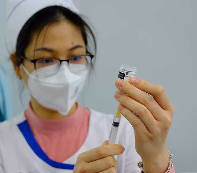 Bộ Y tế nêu rõ: Người trên 18 tuổi đã mắc COVID-19, tiêm vaccine mũi bổ sung ngay sau khi hồi phục; Đồng thời đối tượng tiêm mũi 4 cũng được mở rộng hơn.