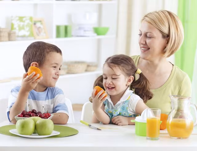 Trong mùa nắng nóng cần tăng cường cho trẻ các loại nước uống giàu khoáng chất và nhiều vitamin.