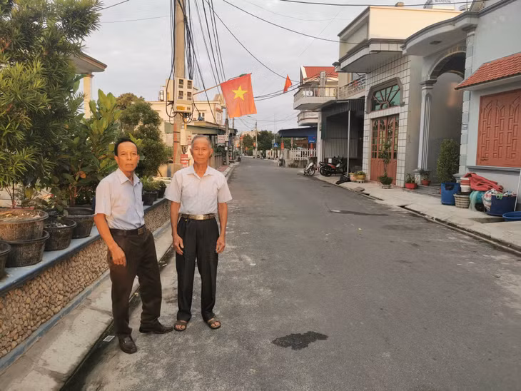 Đường trung tâm xã Quan Lạn qua thôn Tân Phong dài 700m được mở rộng lên 6m, đảm bảo ATGT, môi trường sạch đẹp.
