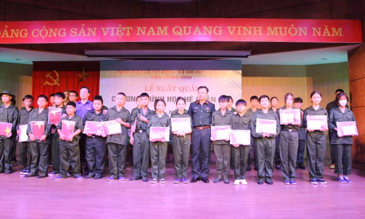 Đại diện lãnh đạo Tỉnh Đoàn và Bộ Chỉ huy Quân sự tỉnh tặng quà cho các em học sinh tham gia chương trình 