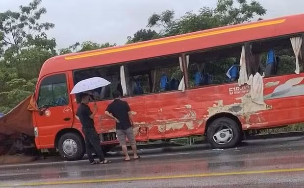Hai xe khach va cham tren cao toc Noi Bai-Lao Cai, 6 nguoi thuong vong hinh anh 1