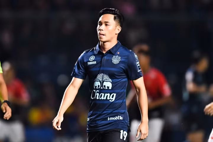 Supachok Sarachat là thế hệ cầu thủ tài năng tiếp theo mà Thái Lan sản sinh. Ở tuổi 24, Supachok đã sở hữu tất cả danh hiệu có thể tại Thái Lan trong màu áo Buriram United. Anh còn là trụ cột của ĐTQG Thái Lan vừa vô địch AFF Cup 2020.