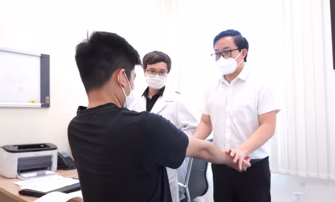 Các chuyên gia, giáo sư, tiến sĩ hàng đầu thực hiện thăm khám miễn phí cho bệnh nhân tại Vinmec Hạ Long.