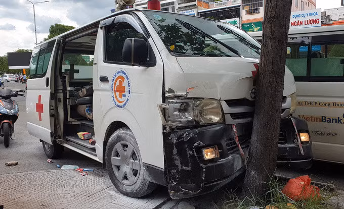 Xe cấp cứu hư hỏng nặng khi đâm vào gốc cây. Ảnh: Nguyên Anh
