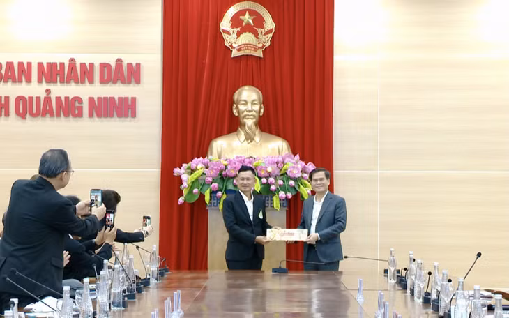 Ông Manus Tabtong, Trung tướng, Phó Giám đốc chương trình, trưởng đoàn công tác tặng quà lưu niệm cho đồng chí Bùi Văn Khắng, Phó Chủ tịch UBND tỉnh.