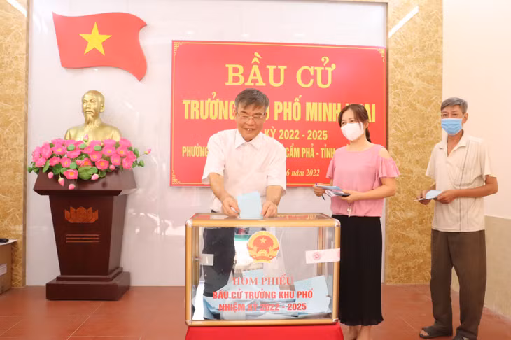 Cử tri khu phố Minh Khai, phường Cẩm Tây, TP Cẩm Phả, nô nức đi bỏ phiếu bầu trưởng khu nhiệm kỳ mới. Ảnh: Minh Đức.