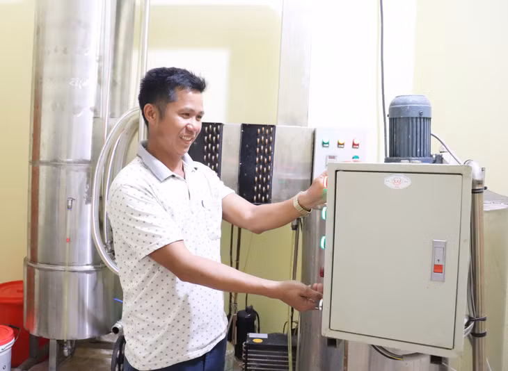 Anh Nguyễn Văn Tiến, Giám đốc HTX Hợp Tiến (huyện Bình Liêu) đang vận hành máy hạ thủy phân trong quy trình sản xuất sản phẩm mật ong.