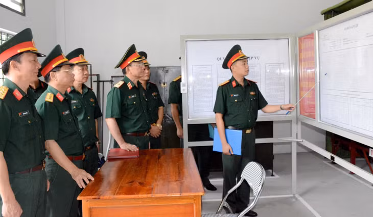 Đại uý Lương Cao Lượng trình bày quy trình về công tác bảo dưỡng, sửa chữa thiết bị vũ khí của đơn vị.