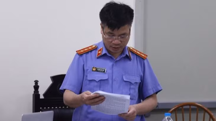 Đại diện VKS phát biểu quan điểm luận tội với các bị cáo.
