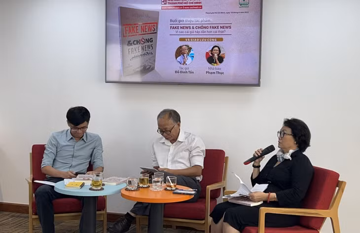 Nhà báo Phạm Thục chia sẻ cách phân biệt tin giả và tin thật tại buổi giao lưu, ra mắt sách.