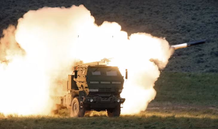 Hệ thống Tên lửa Pháo binh Cơ động Cao (HIMARS) do Lockheed Martin sản xuất tham gia huấn luyện chiến đấu ở Trung tâm Huấn luyện Yakima, bang Washington, Mỹ năm 2011.