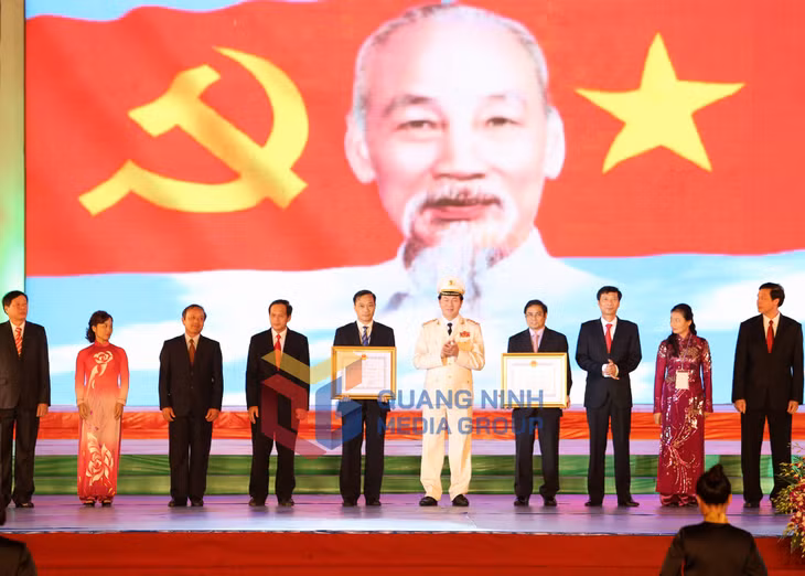 Đại tướng Trần Đại Quang, Ủy viên Bộ Chính trị, Bộ trưởng Bộ Công an trao Huân chương Độc lập hạng Nhất cho tập thể cán bộ, quân và dân tỉnh Quảng Ninh; Huân chương Độc lập hạng Nhì cho tập thể cán bộ, quân và dân TP Hạ Long.