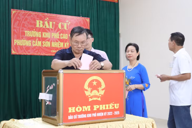 Cử tri khu phố Cao Sơn 2, phường Cẩm Sơn, TP Cẩm Phả bỏ phiếu bầu trưởng khu.